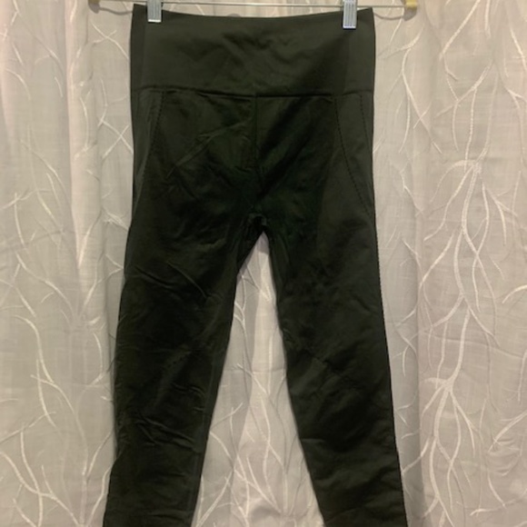 Sold - FABLETICS - High-Waisted Seamless Dot Capri - Picture 1 of 4